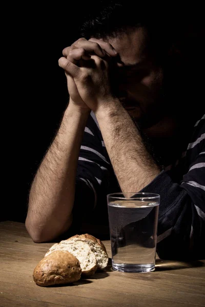 精神を強化するためにパンと水のための断食 — ストック写真