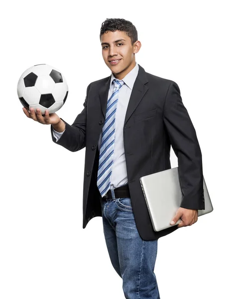 年轻执行人微笑与足球和计算机在手 — 图库照片