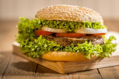 Ahşap tahta üzerinde sebze ile lezzetli hamburger