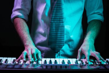 Müzisyen el düşük ışık arka planda bir klavye oynuyor