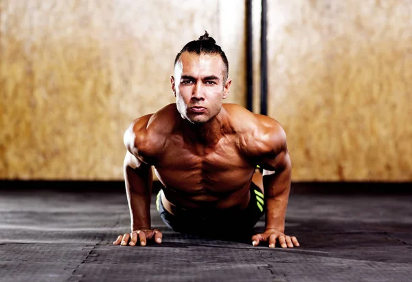 운동을 체육관에서 근육을 보여주는 — 스톡 사진