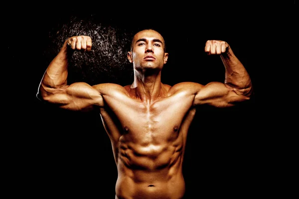 Hombre Musculoso Joven Gimnasio Haciendo Ejercicio Mostrando Sus Músculos — Foto de Stock