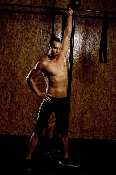Jovem Homem Musculoso Ginásio Fazendo Exercício Mostrando Seus Músculos — Fotografia de Stock