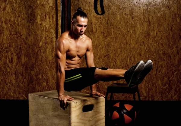 Jonge Gespierde Man Sportschool Doen Oefening Tonen Van Zijn Spieren — Stockfoto