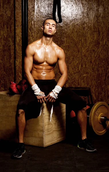 Young Muscular Man Gym Doing Exercise Showing His Muscles — Stock Photo, Image