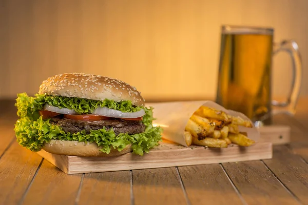 Delizioso Hamburger Con Patatine Fritte Birra — Foto Stock