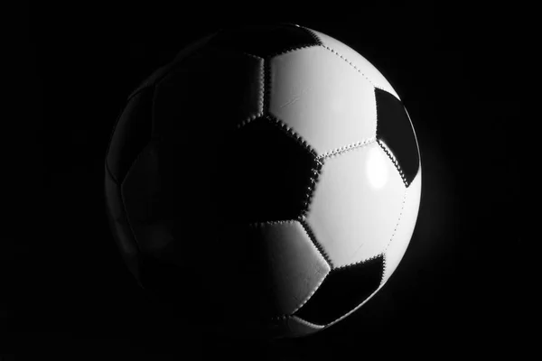 黒の背景に黒と白のサッカー ボール — ストック写真