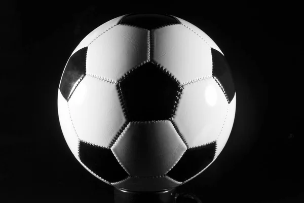 Μπάλα Ποδοσφαίρου Μαύρο Και Άσπρο Μαύρο Φόντο — Φωτογραφία Αρχείου