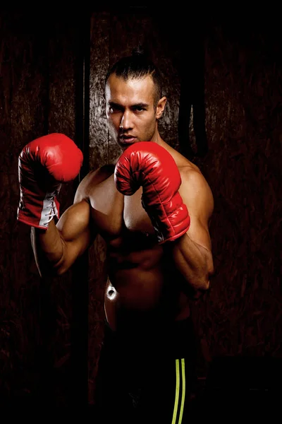 Joven Atleta Actitud Desafiante Con Guantes Boxeo Rojos Gimnasio — Foto de Stock