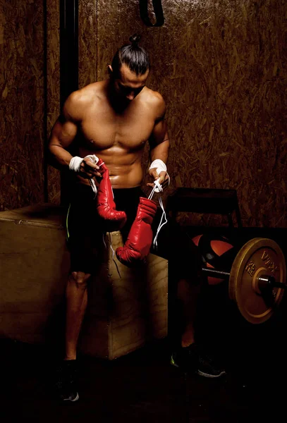 Młody Człowiek Mięśni Siłowni Ćwiczenia Pokazano Jego Mięśnie — Zdjęcie stockowe