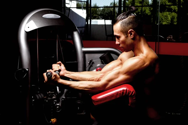 Jovem Homem Musculoso Ginásio Fazendo Exercício Mostrando Seus Músculos — Fotografia de Stock