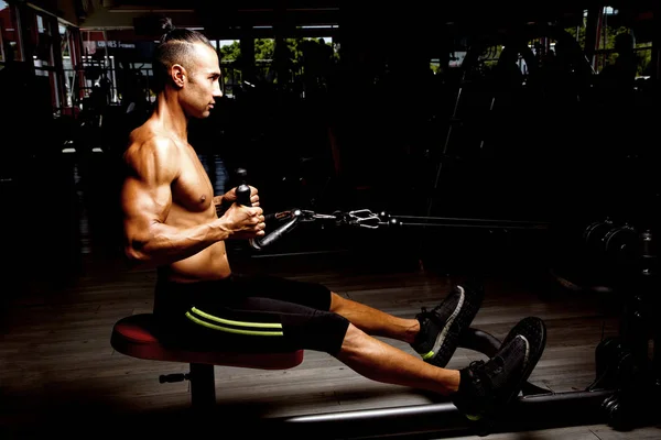 Jovem Homem Musculoso Ginásio Fazendo Exercício Mostrando Seus Músculos — Fotografia de Stock