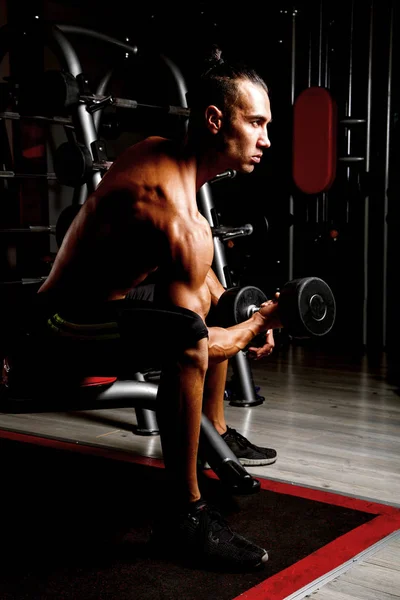 Hombre Musculoso Joven Gimnasio Haciendo Ejercicio Mostrando Sus Músculos — Foto de Stock