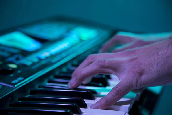 Müzisyen Düşük Işık Arka Planda Bir Klavye Oynuyor — Stok fotoğraf