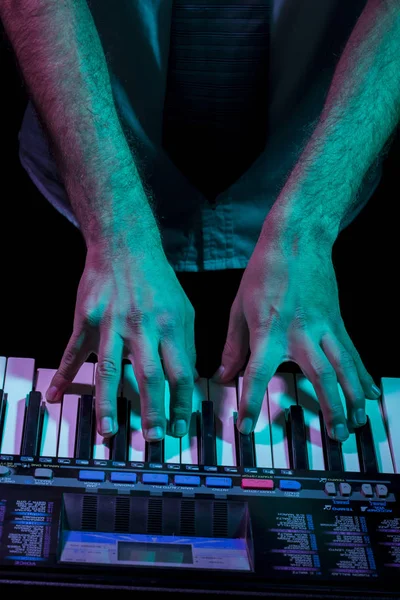 Müzisyen Düşük Işık Arka Planda Bir Klavye Oynuyor — Stok fotoğraf