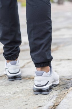 Spor salonunda egzersiz yaparak genç kaslı adam. Kaslarına gösterilen.