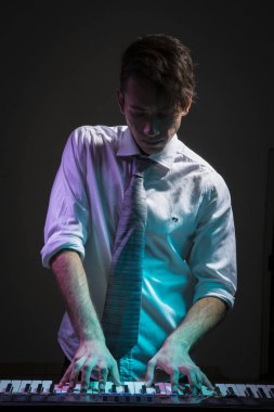 Müzisyen el düşük ışık arka planda bir klavye oynuyor