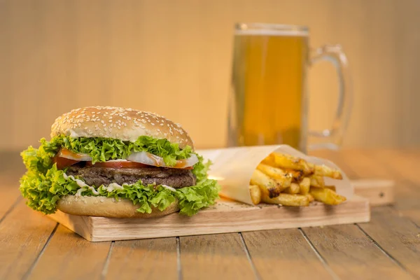 Delizioso Hamburger Con Verdure Tavola Legno — Foto Stock