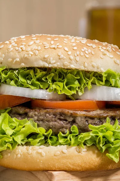 Leckere Hamburger Detail Auf Holzbrett — Stockfoto