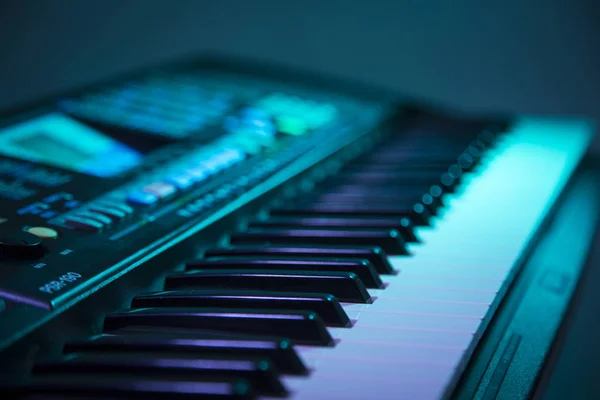 Detaljerade Pianotangenter Med Part Belysning — Stockfoto