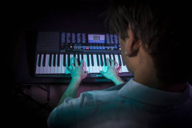 El man çal piyano tuşları