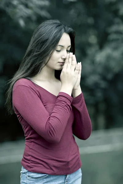 Mooie Jonge Vrouw Handen Bidden Outdoor — Stockfoto