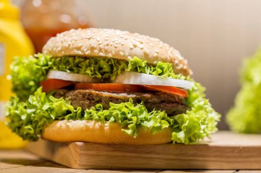 Ahşap tahta üzerinde sebze ile lezzetli hamburger