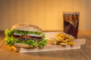 Ahşap tahta üzerinde sebze ile lezzetli hamburger
