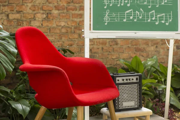 Rode Exterieur Stoel Met Schoolbord Aan Ene Kant — Stockfoto