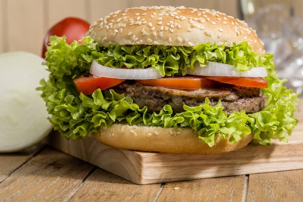 Leckere Hamburger Mit Gemüse Detail Auf Holzbrett — Stockfoto
