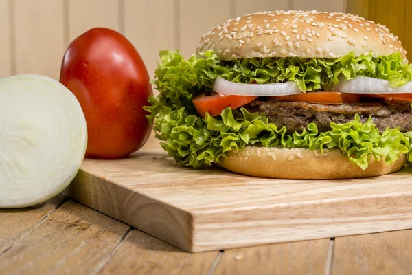Delicious Hamburger Vegetables Detail Wooden Board — Stock Photo, Image