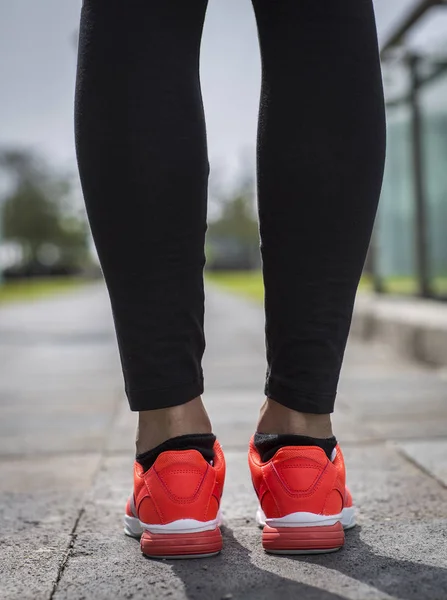 Πόδια Δρομέας Τρέχει Στο Δρόμο Closeup Στο Παπούτσι Γυναίκα Γυμναστήριο — Φωτογραφία Αρχείου