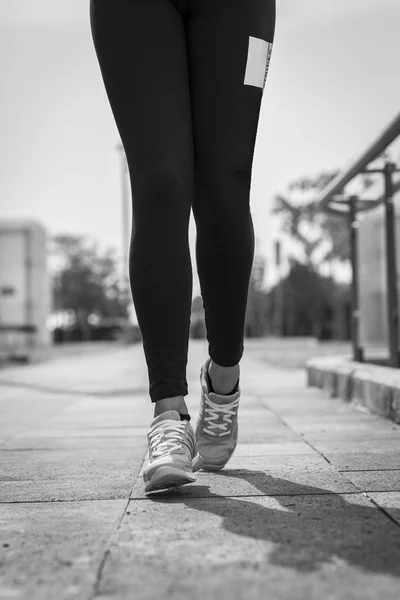 Läuferfüße Laufen Nahaufnahme Auf Schuhen Über Die Straße Frauenfitness — Stockfoto