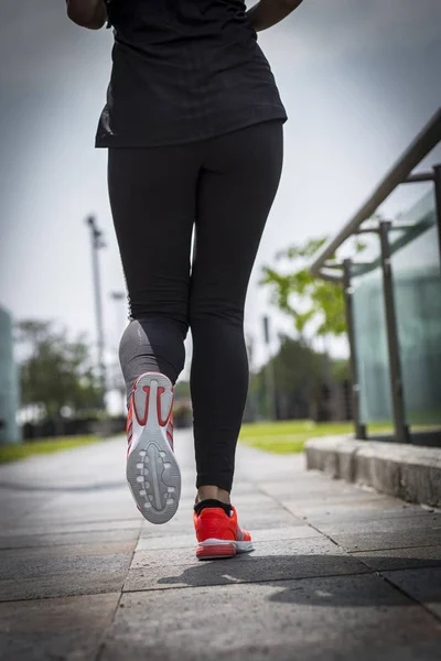 Πόδια Δρομέας Τρέχει Στο Δρόμο Closeup Στο Παπούτσι Γυναίκα Γυμναστήριο — Φωτογραφία Αρχείου