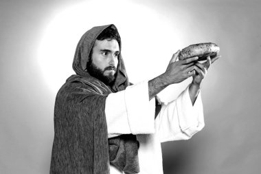 İsa Mesih Tanrı kutsama için ekmek ve üzüm koyu siyah gecede dua. Siyah ve beyaz