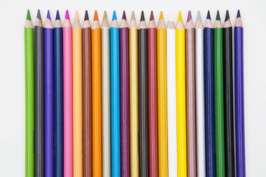 Beyaz arkaplanda renkli kalemler