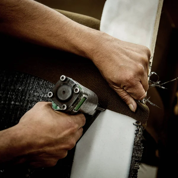 Mãos Homem Trabalhando Indústria Móveis Madeira — Fotografia de Stock