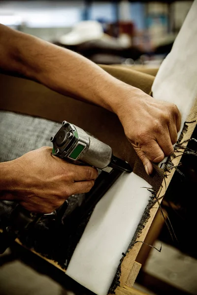 男の手の家具木材業界で働く — ストック写真