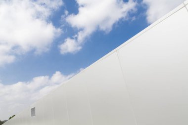 Şehirde bulutlu bir gökyüzü