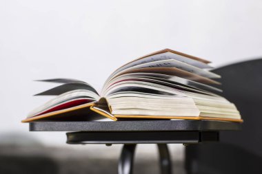 Sınıf oturma bir elma ile