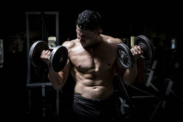 Hombre Joven Haciendo Ejercicio Gimnasio Oscuro Viejo — Foto de Stock