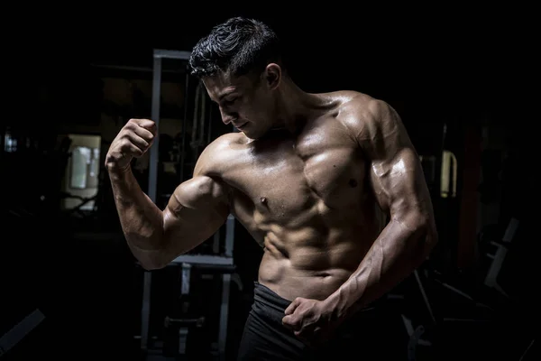 Hombre Joven Haciendo Ejercicio Gimnasio Oscuro Viejo —  Fotos de Stock