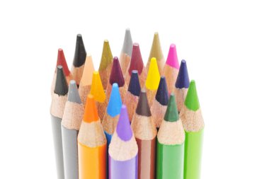 Beyaz arkaplanda renkli kalemler