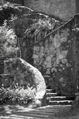 eski yer yeşil alanlarda dekore edilmiştir.