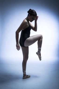 Jimnastikçi ve eylemleri gerçekleştirmeden dansçı... Akrobatik jimnastik.