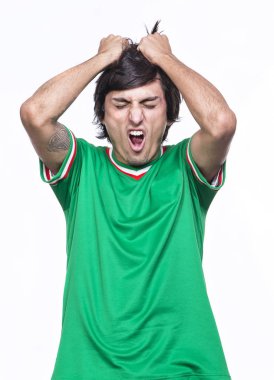 Genç adam bağırıyor ve şölen. Sevinç ve heyecan dolu