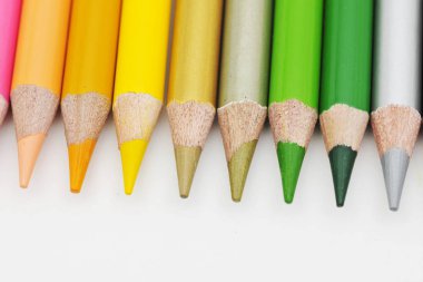 Beyaz arkaplanda renkli kalemler