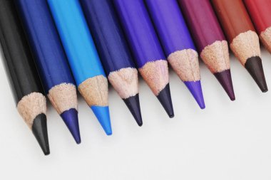 Beyaz arkaplanda renkli kalemler