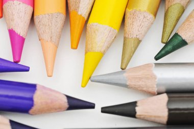 Beyaz arkaplanda renkli kalemler