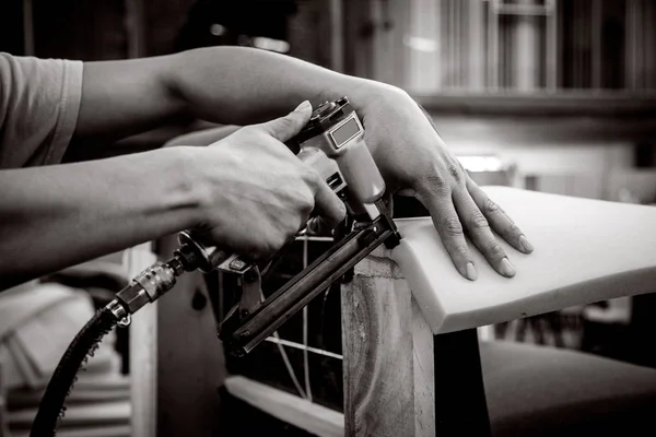 Manos Hombre Trabajando Industria Madera Muebles — Foto de Stock